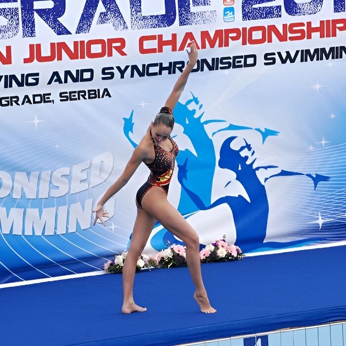 Maëliss lors des Championnats d'Europe juniors de natation synchronisée, en compétition
